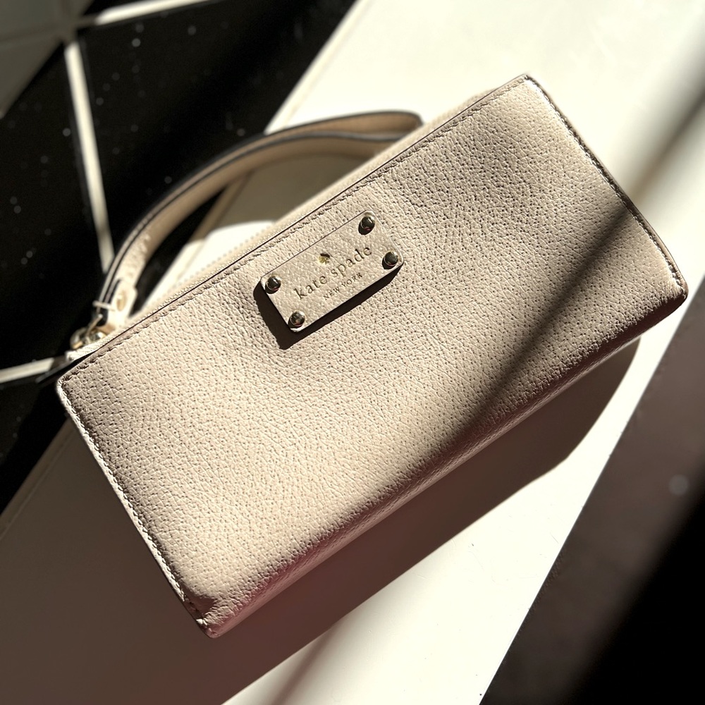 Kate spade wallet! Light pink/beige and in Great condition!